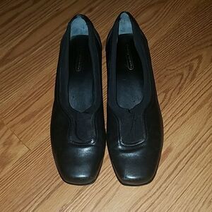 Easy Spirit Black  slip on dress shoes Sz. 7.5 EUC
